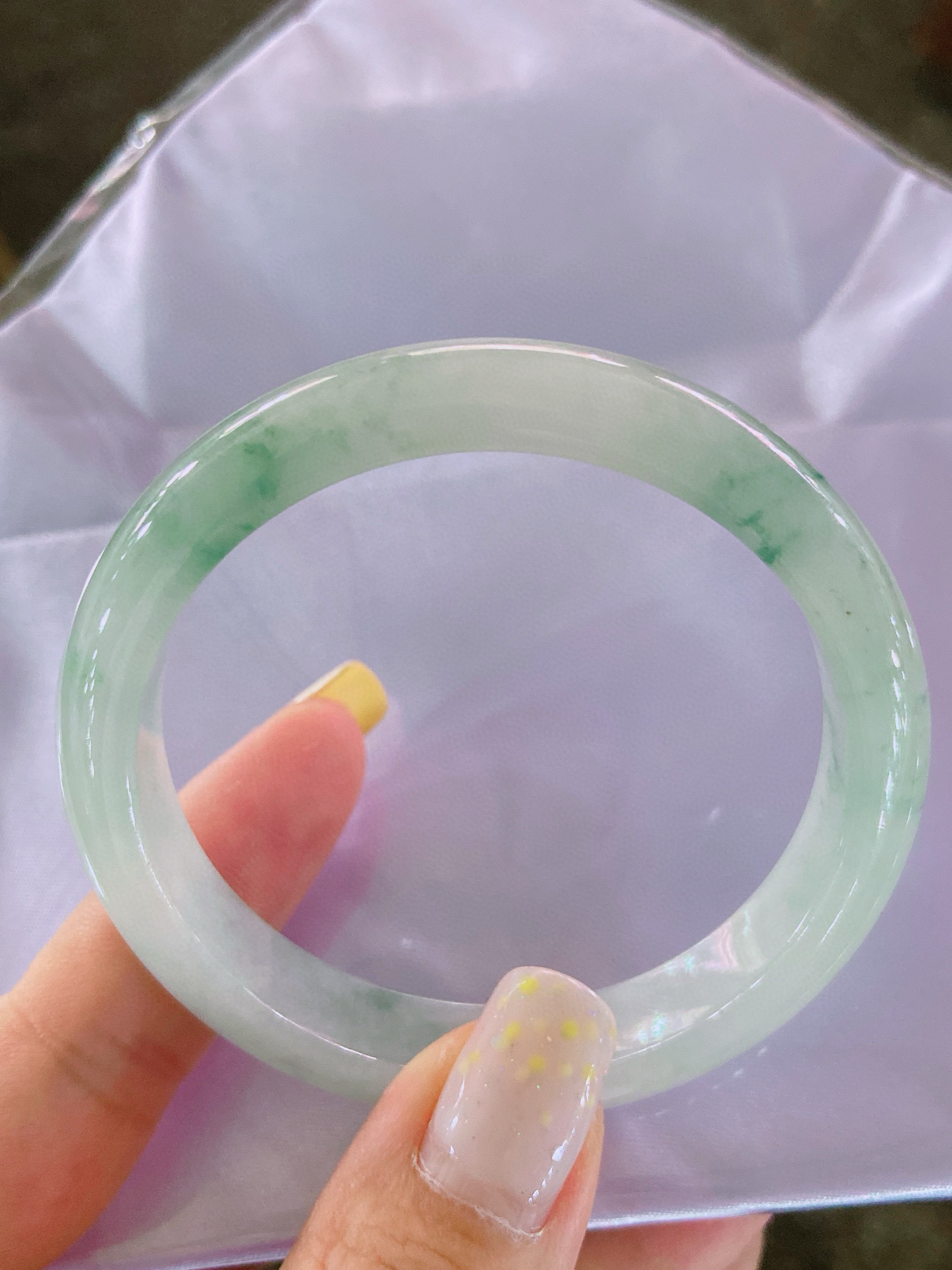 A货翡翠手镯飘花52mm缅甸天然老坑玉镯正圈镯子清新淡雅百搭