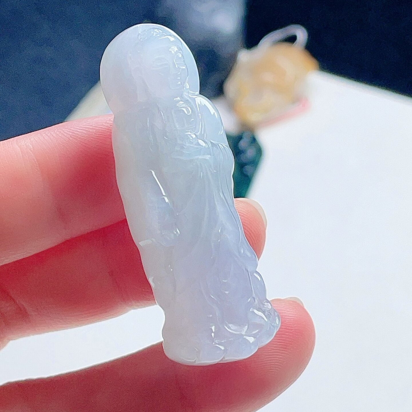 天然翡翠立体阿弥陀佛乳白淡绿