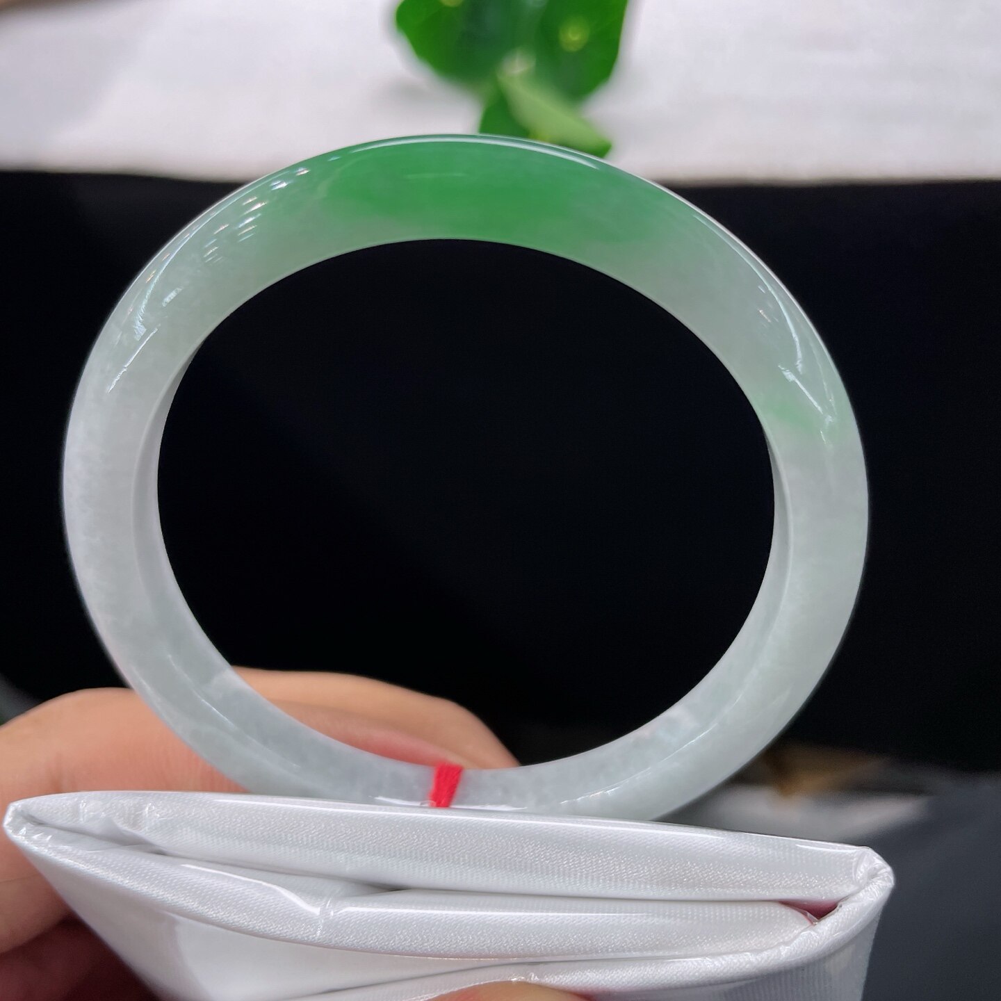 天然A货翡翠手镯辣绿飘阳绿53.6mm缅甸老坑玉镯子清新幸运圈手环