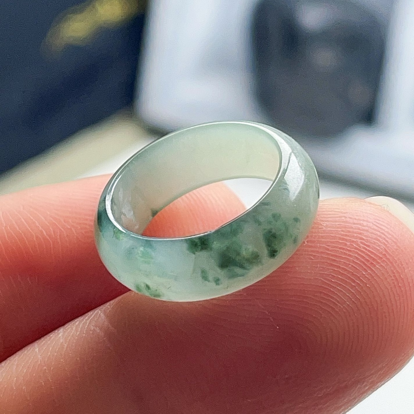 天然翡翠宽边戒指淡油绿飘花意境