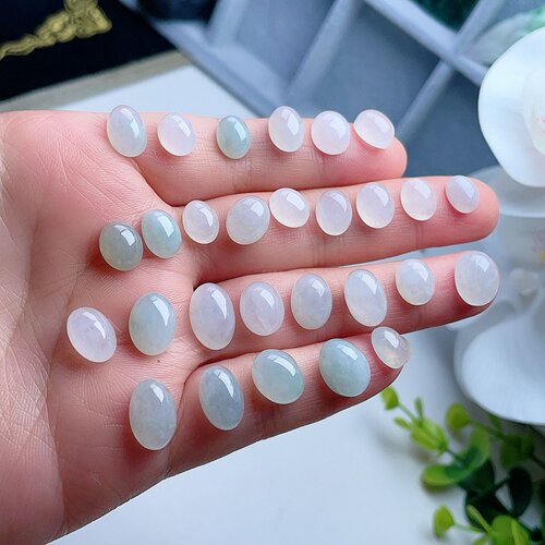 天然翡翠厚装蛋面乳白淡绿飘花