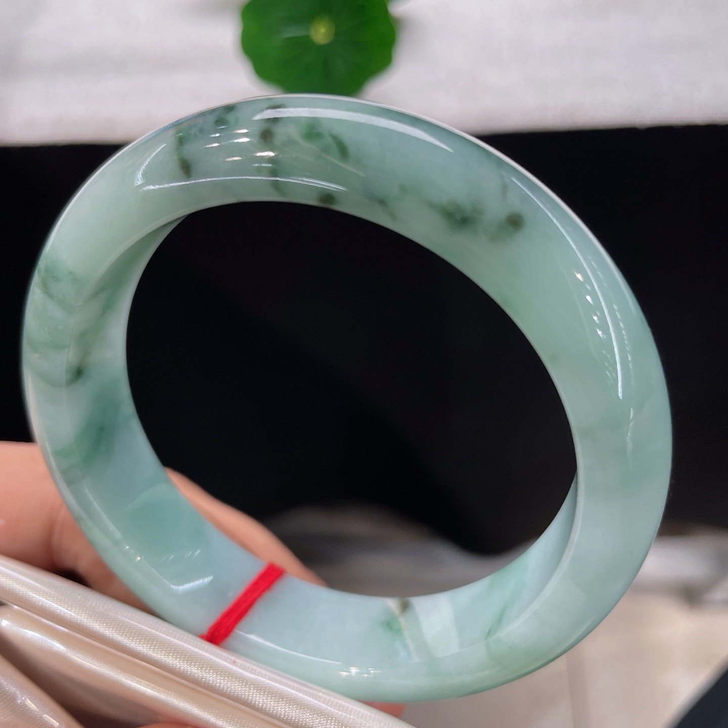 天然A货翡翠手镯白底飘花59.2mm缅甸老坑正圈镯子意境清新玉镯