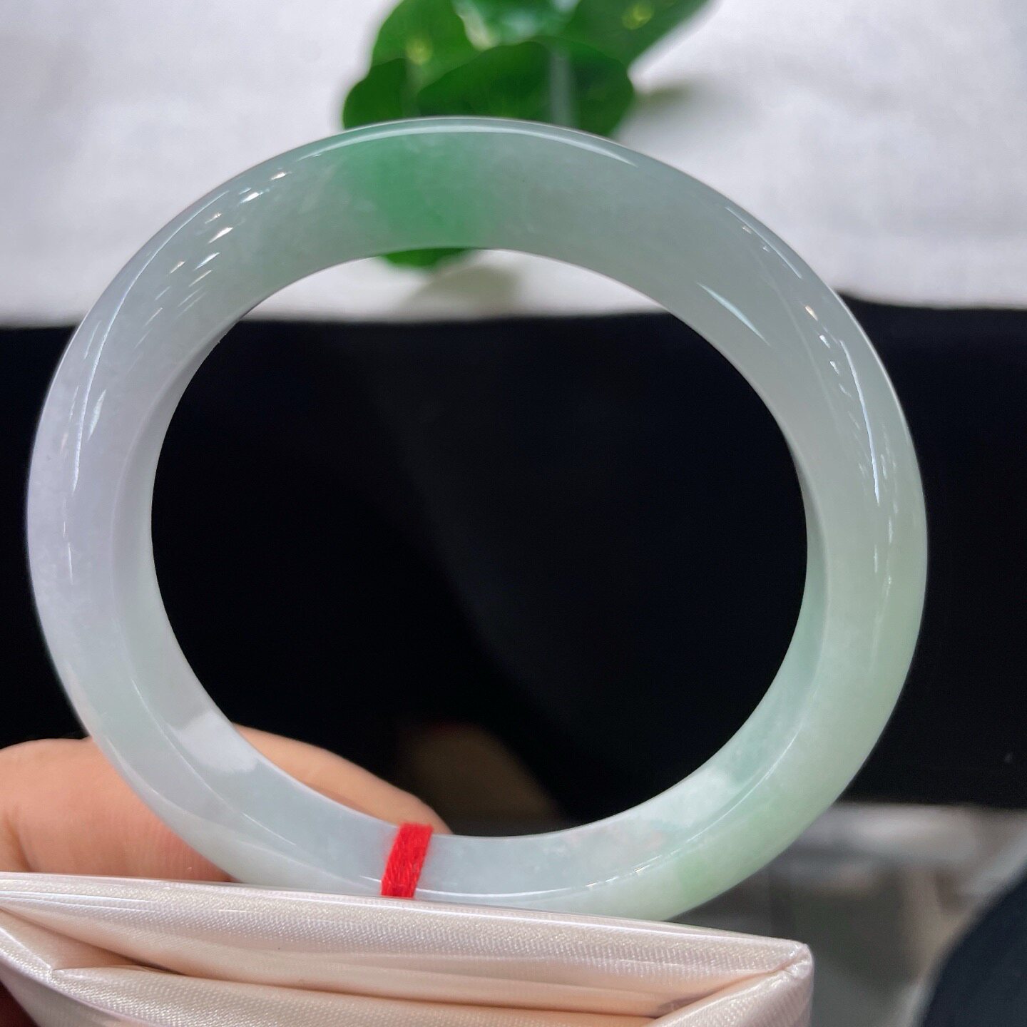 天然A货翡翠手镯白底青飘绿花56.8圈口缅甸老坑玉镯子清新