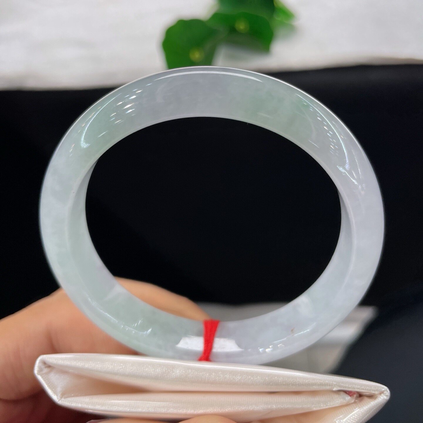 天然A货翡翠手镯乳白飘淡绿底正圈56-57mm老坑宽边玉镯缅甸玉手环