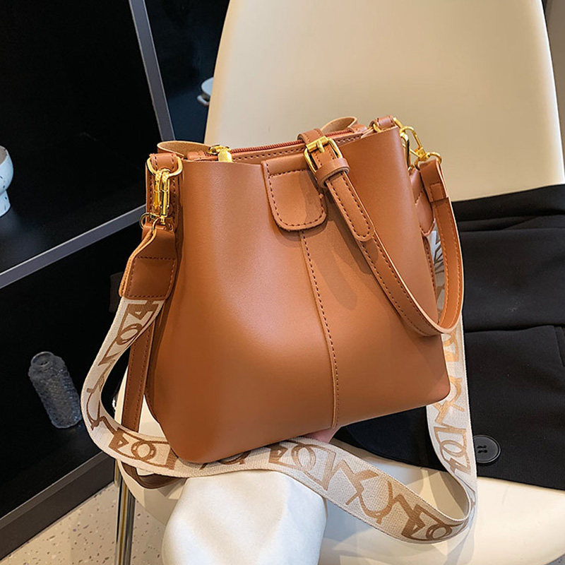 简约通勤水桶包包女2023秋冬新款宽肩带单肩女包时尚潮流斜挎包,箱包皮具/热销女包/男包,水桶包,淘宝优惠券,粉丝福利购,淘宝优惠卷