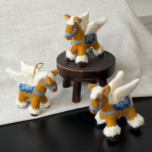 2026马年小马羊毛毡挂件生肖马包包挂饰天使小飞马钥匙扣爱心粉马