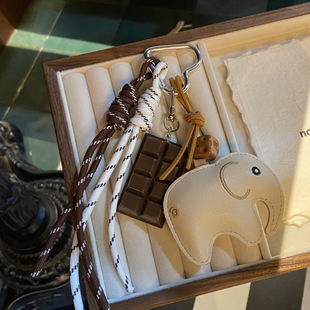 复古小众白色皮革小象巧克力编织绳扣包挂件 极繁创意高级感208