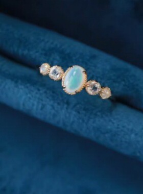 新款文艺复古椭圆形天然欧泊白水晶炫彩绚烂高级感镀金轻奢戒指环