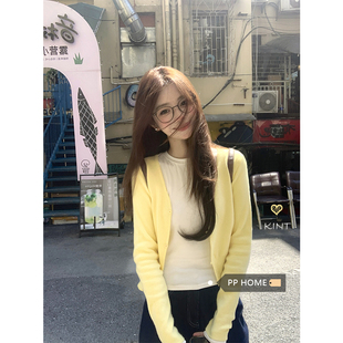 日本offcat韩系鹅黄色V领针织开衫短款毛衣女秋季温柔修身设计感