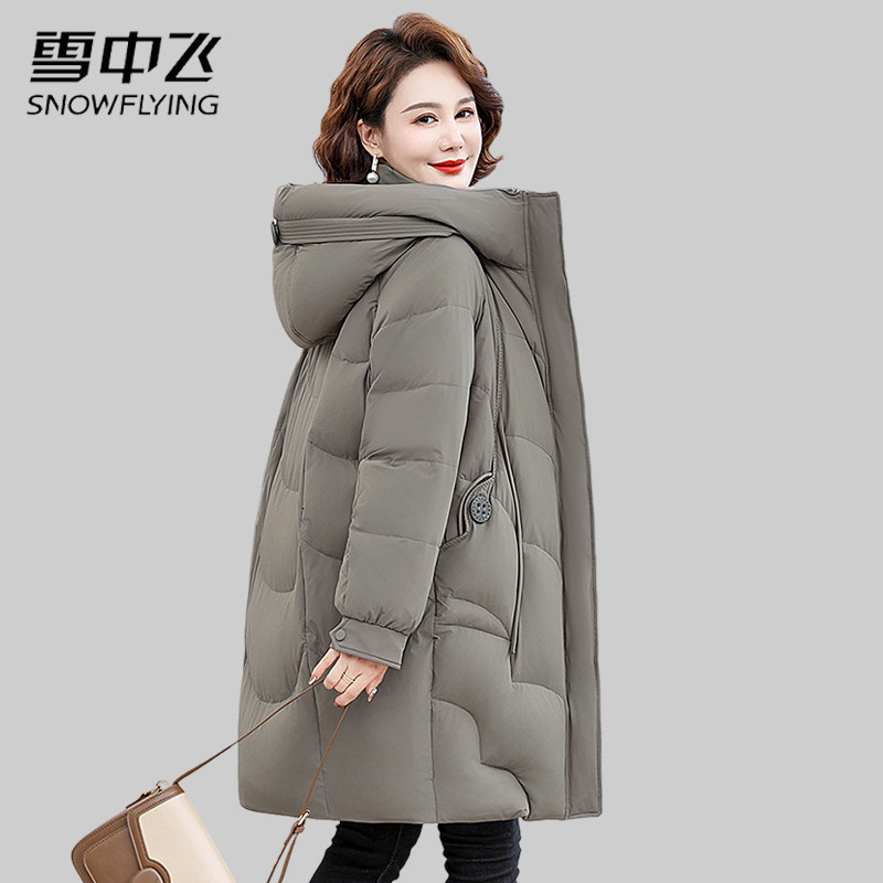 雪中飞品牌妈妈冬装羽绒服女中长款中老年白鸭绒洋气加厚保暖外套