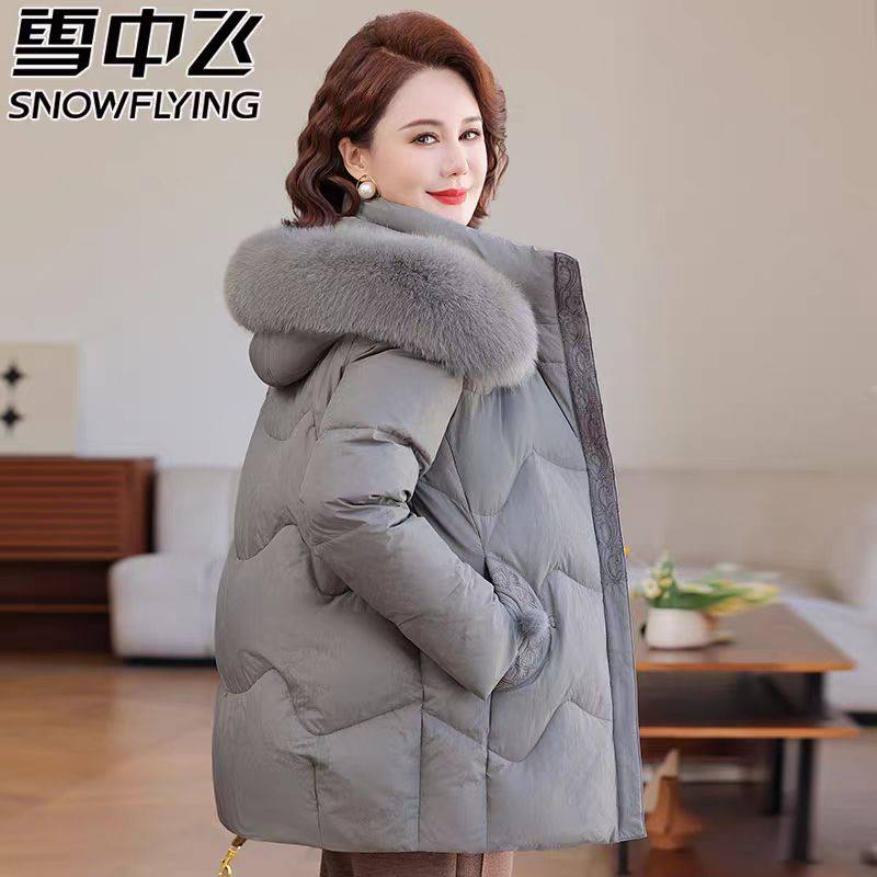 雪中飞妈妈羽绒服女冬季2026新款中长款中老年大毛领保暖加厚外套