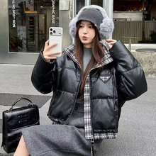 2025冬新款立领PU皮90白鸭绒羽绒服女短款格子拼接加厚面包服外套