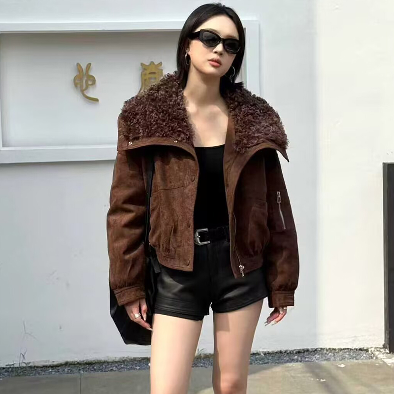 羊羔毛翻领羽绒服女红头发儿