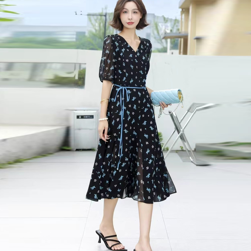 小众巨好看的夏装连衣裙女2025新款轻奢雪纺碎花减龄裙子万姿风情