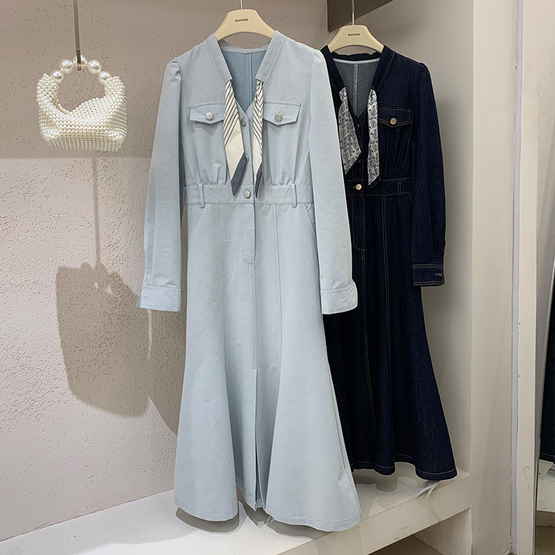 96051轻奢优雅风早春漂亮V领长袖牛仔连衣裙女高腰显瘦气质长裙子