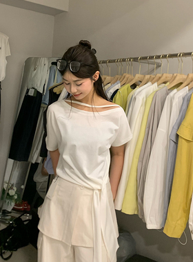 酷YY2026春夏慵懒风斜肩绑带短袖T恤女白色小女人气质一字肩上衣