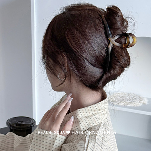 磨砂琥珀色简约鲨鱼夹复古气质