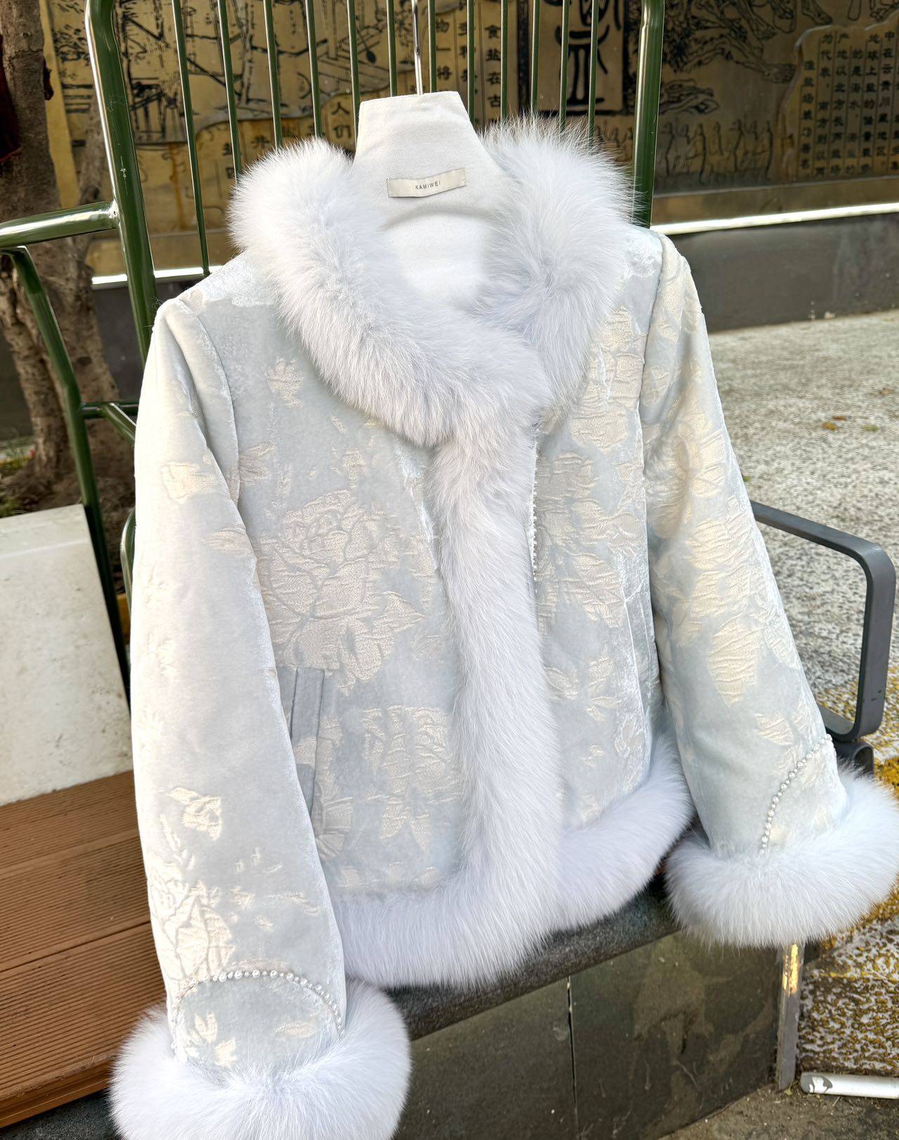 高奢皮草羽绒服2025冬新款新中式国风刺绣绸缎仿狐狸毛外套女