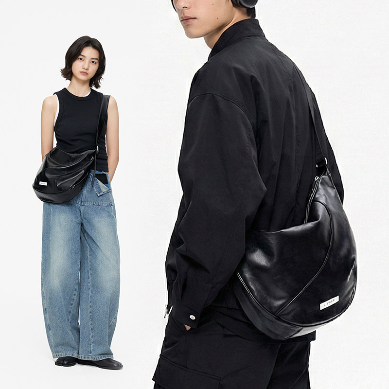 LIVEBOX牛皮斜挎包包女大容量通勤牛角包黑色饺子包男