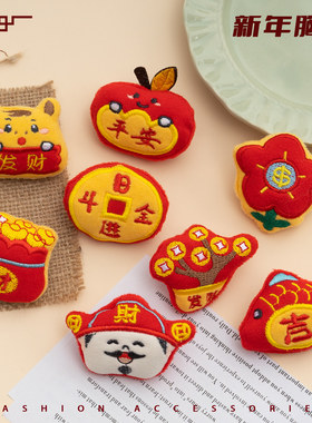 马上发财2026新年礼物马年毛绒胸针卡通可爱公仔玩偶别针挂饰装饰