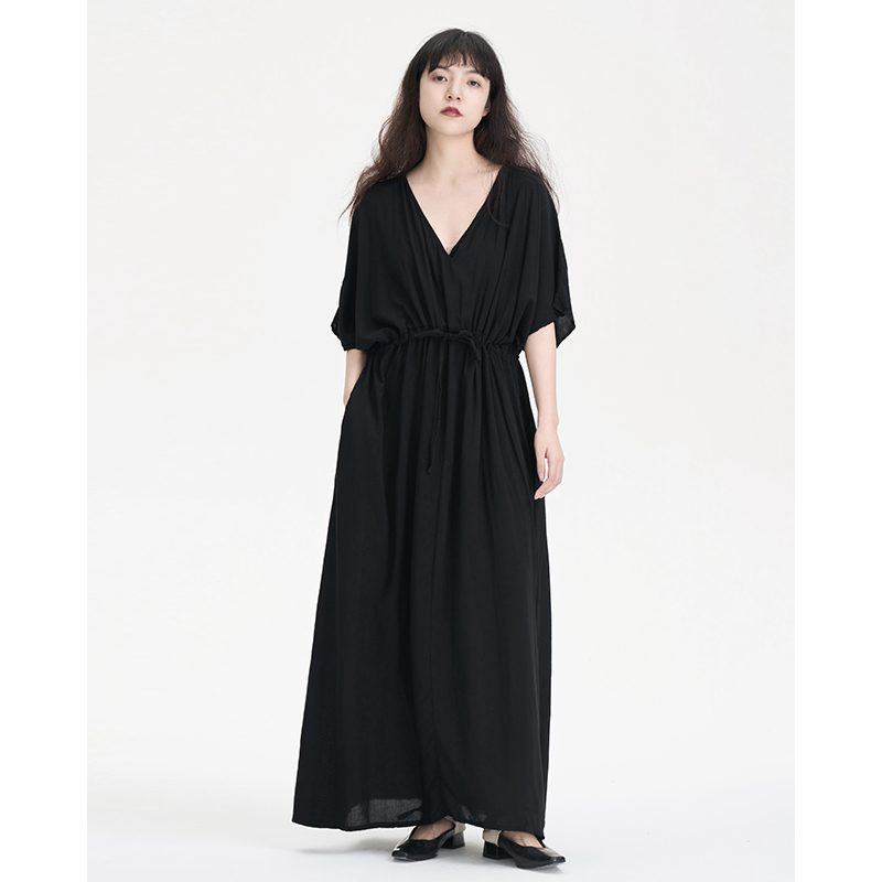 暗黑风V领设计款连衣裙