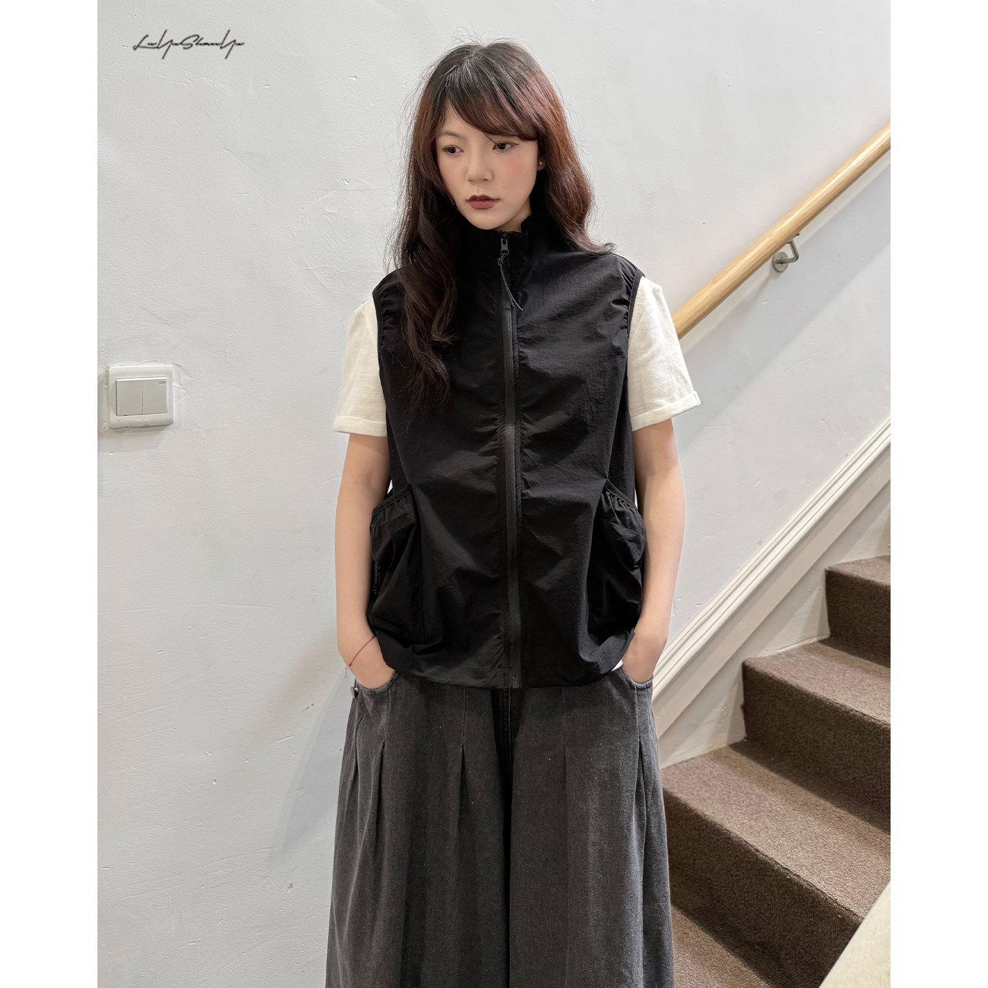 陆与山屿【惊蛰】小众运动风两侧大口袋黑色外穿牛筋抽绳女士马甲