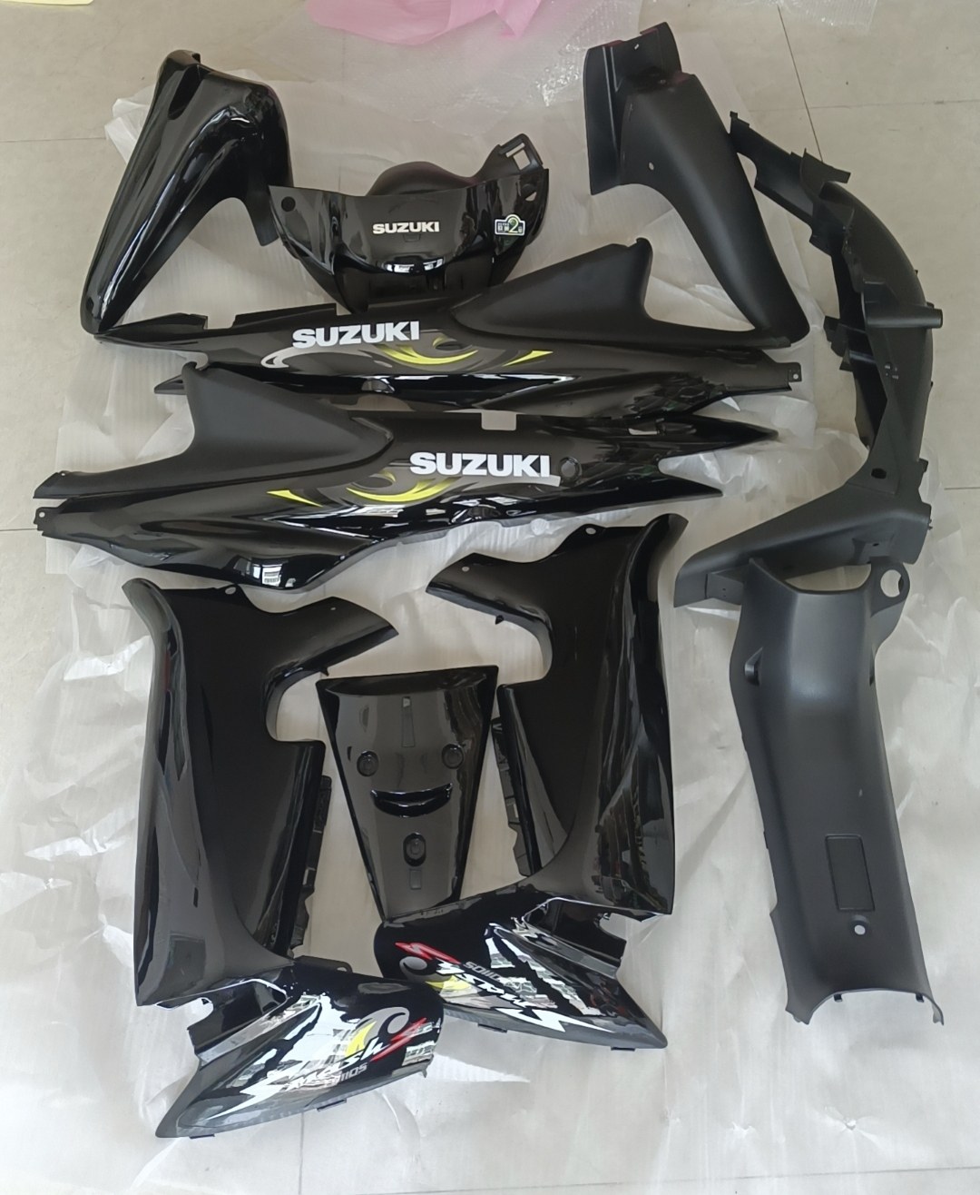 适用铃木摩托车赛驰QS110-A/C国三新花套件全车外观件塑料全车壳