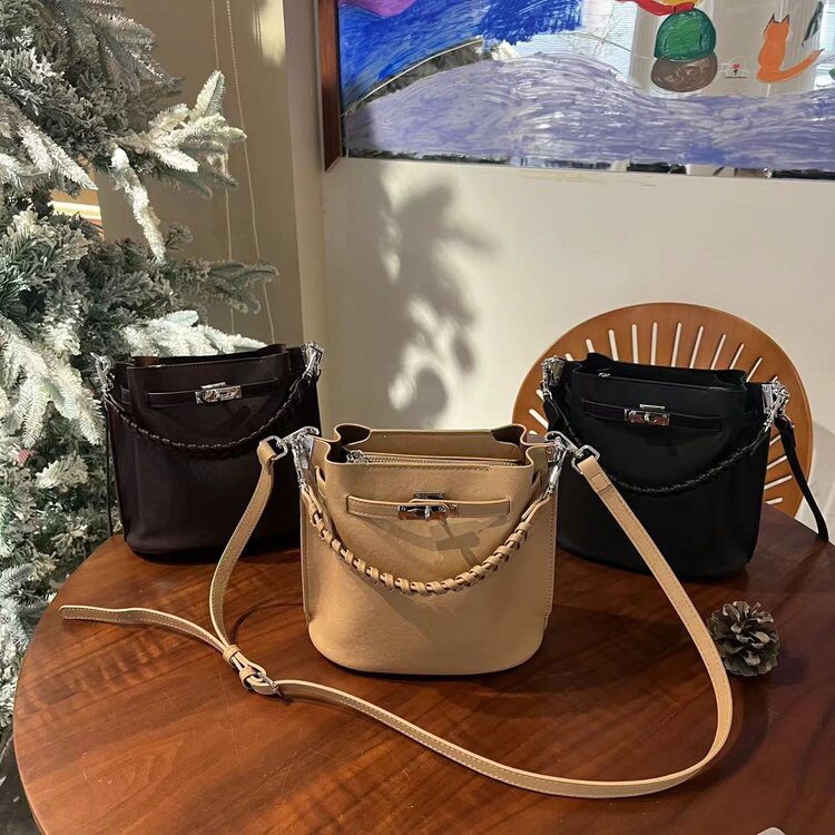 2026新款时尚百搭高级感小众设计简单编织手提水桶单肩斜挎包女包