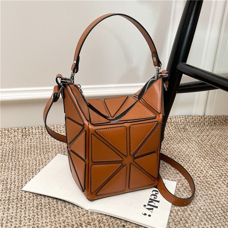 几何休闲水桶包包2025新款时尚单肩斜挎包高级感小众拼接通勤女包,箱包皮具/热销女包/男包,腋下包,淘宝优惠券,粉丝福利购,淘宝优惠卷