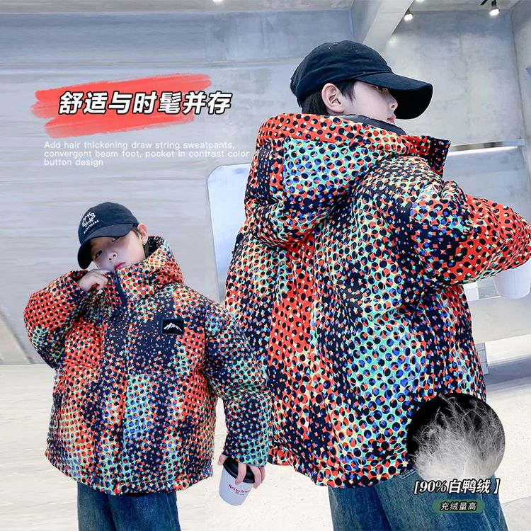 男童冬季街头风彩色圆点羽绒服