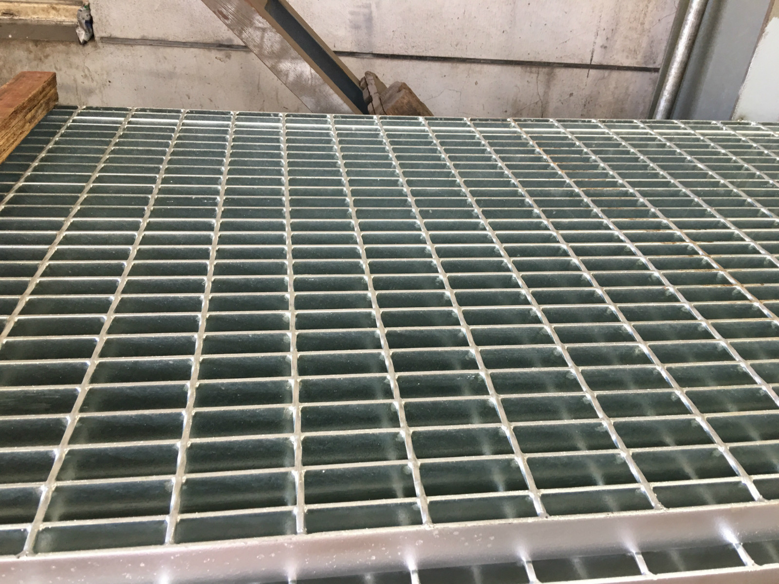 热镀锌钢格板下水道排水沟盖板麻花钢流水沟盖板阴阳井扁钢格栅板图片