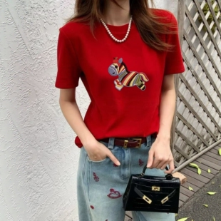 南油欧货2026早春时尚红色小马印花短袖T恤女圆领显瘦体恤上衣潮