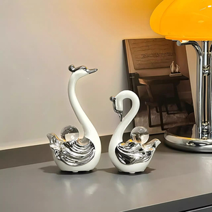 水晶球情侣天鹅摆件一对轻奢高档客厅酒柜家居高级感电视柜装饰品