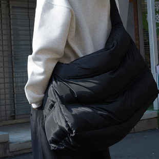 UNSHACKLED充棉包斜跨加大容量黑色运动拎包篮球单肩包