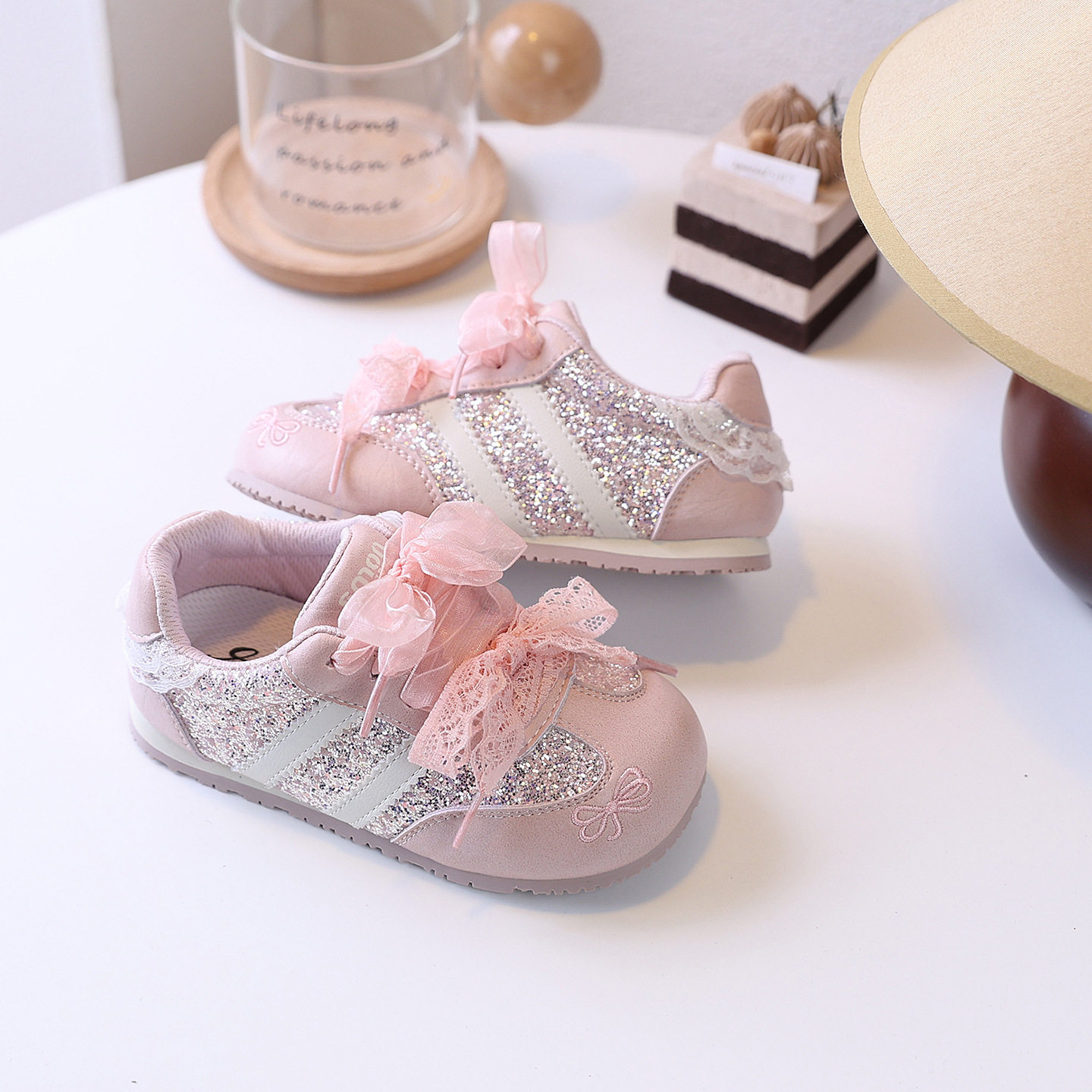 时尚女童运动鞋2026春季新款蝴蝶结亮片公主鞋子软底休闲百搭板鞋