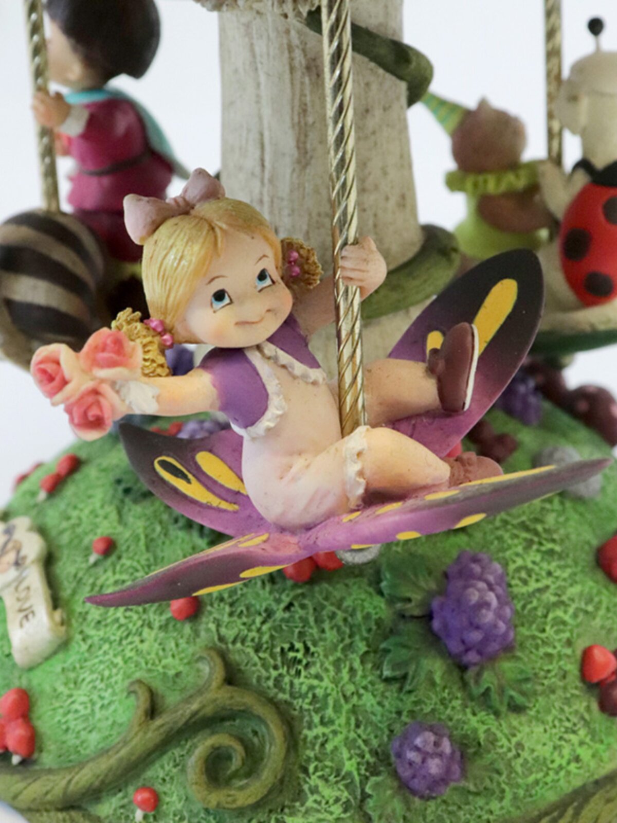 WANSHAN 귀여운 어린애 같은 즐거운 빛나는 오르골 수지 장식품은 어린이를위한 생일 기념 선물을 회전시킬 수 있습니다