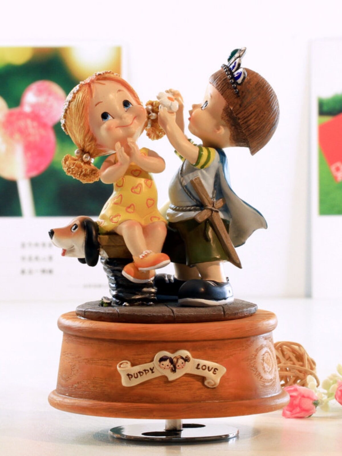 여자친구를 위한 발렌타인 데이 선물로 왕자와 공주가 두 번 회전하는 오르골 수지 장식품 SF EXPRESS로 무료 배송