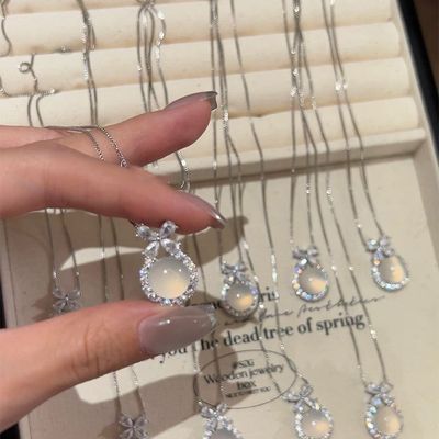 如蝶在野 冰透白玉色吊坠项链时尚精致高级感气质小香风锁骨链