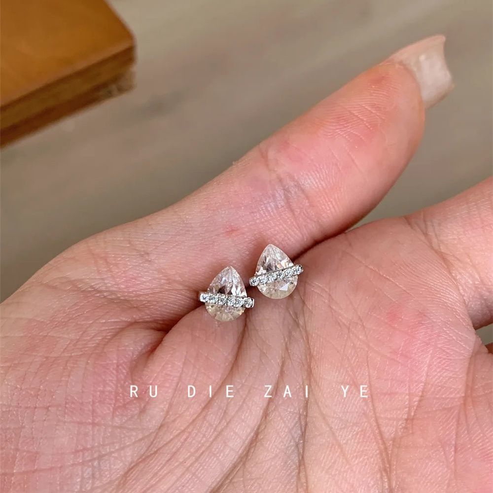 如蝶在野 水滴行星~极简百搭水滴钻石耳钉清冷高级感富家千金耳饰