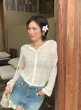 WOU WEII 無尾-系设计感显瘦透肤钩花连帽系扣衫女针织衫