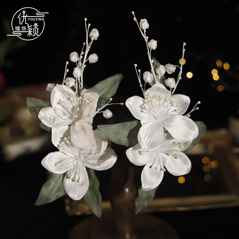 森系缎面白色栀子花铃兰花枝绿叶发夹新娘头花油画风写真晨袍造型