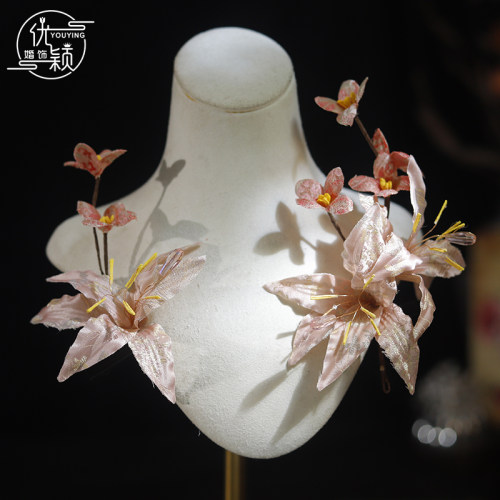 优颖粉色绸缎烫花百合花发夹新娘头饰国风复古敬酒服百搭旗袍古装