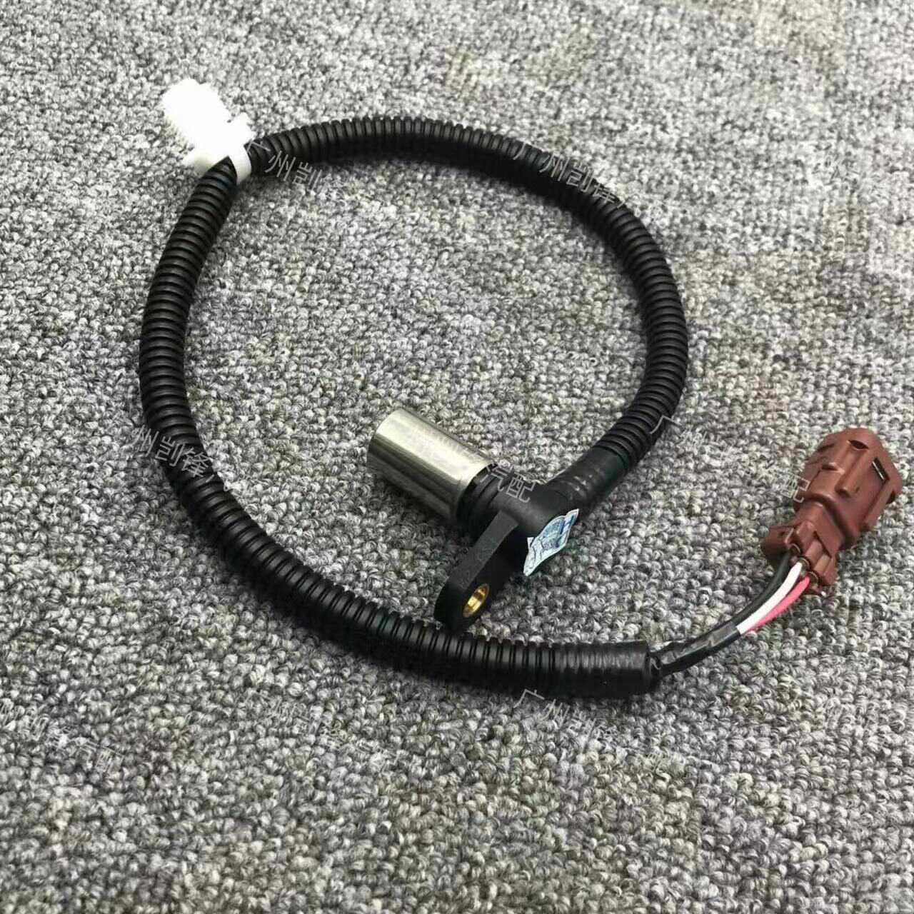 适用颐达骐达骊威俊逸轩逸波箱转速传感器车速传感器变速箱感应器