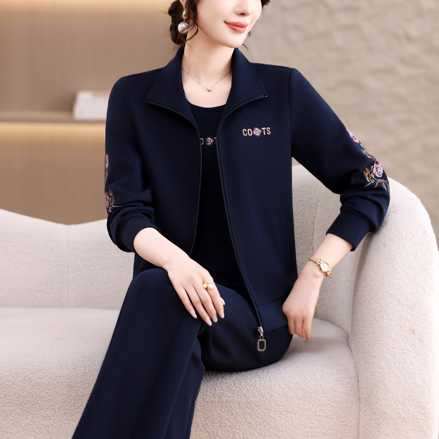 女士秋季休闲运动套装三件套长袖拉链开衫刺绣宽松大码2026新款春