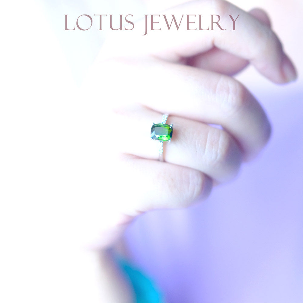 青衫┊指尖星芒耀眼 稀有的天然玻璃体铬绿碧玺18k白金钻石戒指