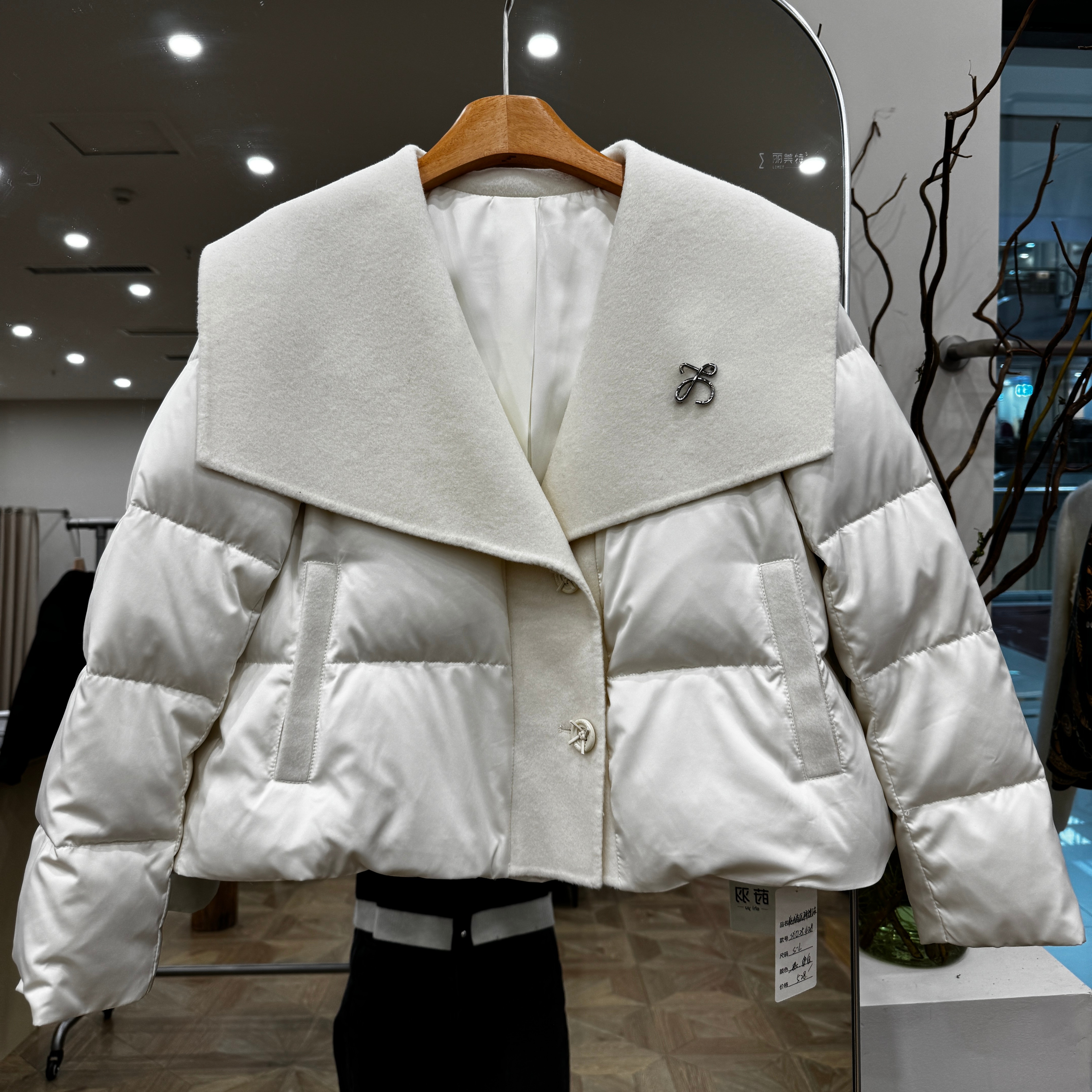 大翻领拼接羊毛别针短款羽绒服