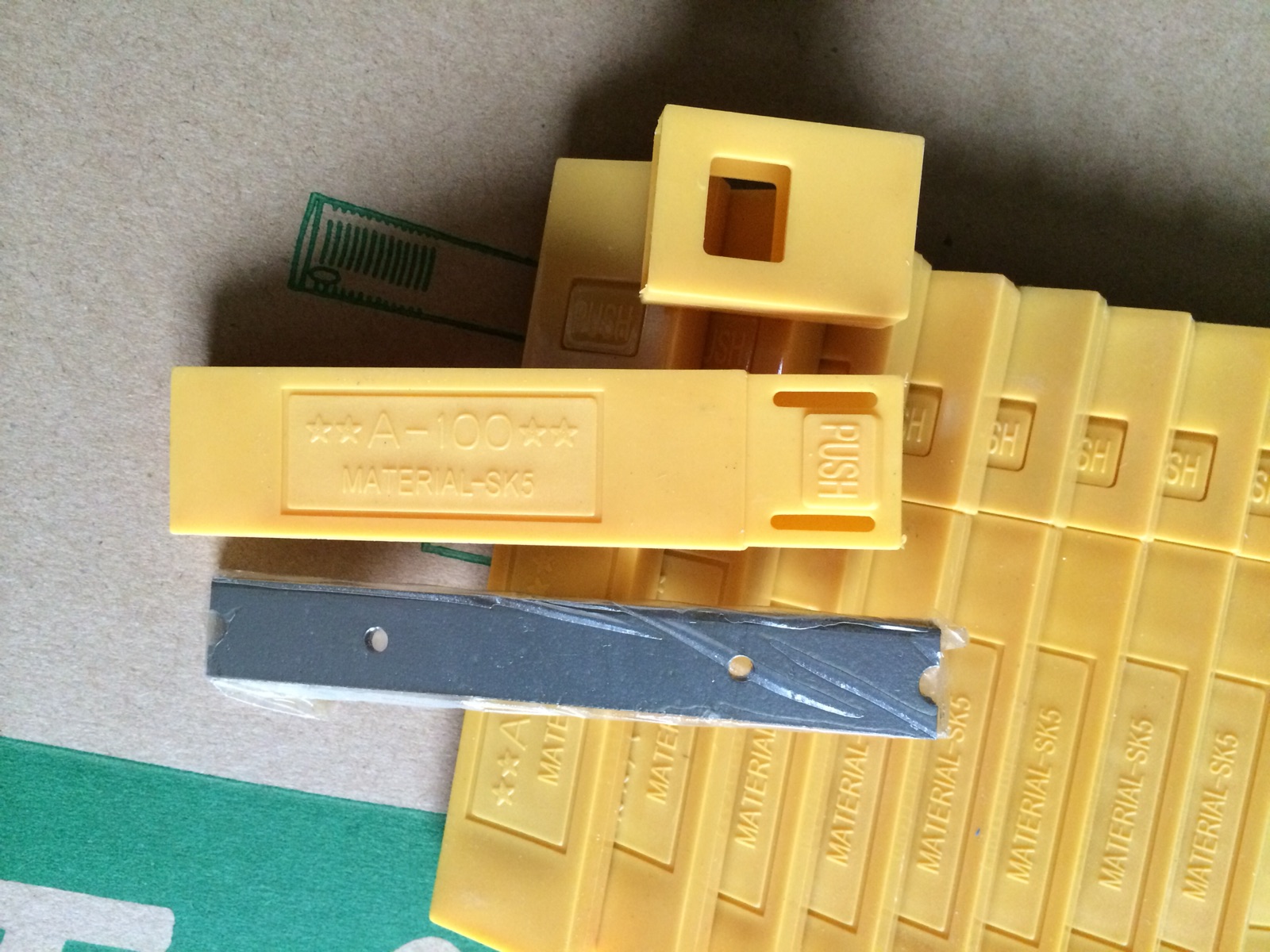 高碳钢新款中国大陆啄木鸟美工刀手术刀材质 铝合金 地板铲刀刀片