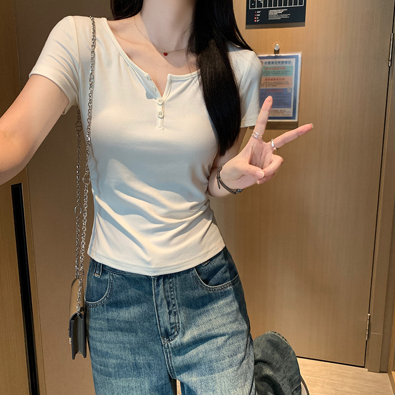 2026夏季新款小V领收腰设计感短袖t恤女白色纽扣纯欲风气质上衣潮