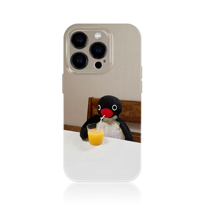 喝橙汁的pingu小企鹅手机壳适用苹果17Air16promax小米15情侣iphone14华为mate80pura90荣耀vivo红米k90oppo - 实物图