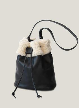 Bounded有界冬季限定 羊羔毛绒托特包秋冬毛毛茸小挎包抽绳水桶包